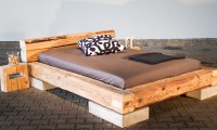 Einzelbett mit Betonfüßen