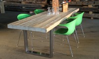 Tisch mit Edelstahlrahmen