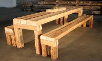 Tisch mit zwei Bänken